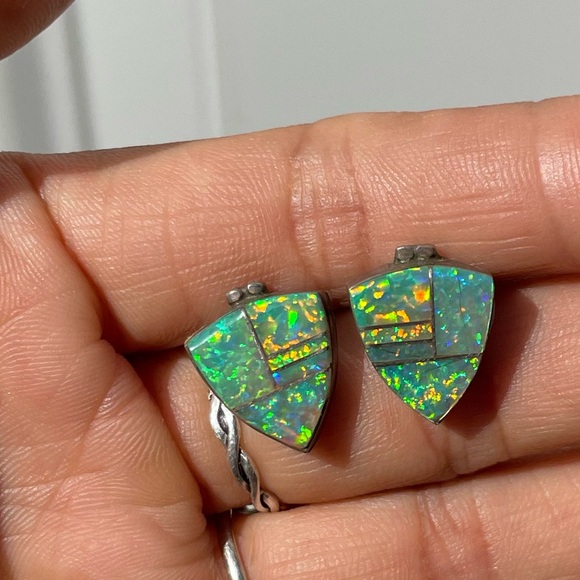 Kay Johnson stamped artisan 925 sterling flashy green opal shield earrings - Picture 13 of 17